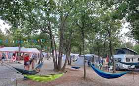 Entspannen unter den Bäumen – das Campleben in der Provence